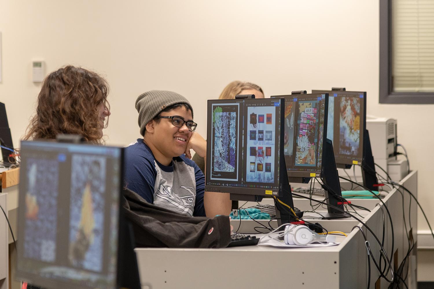 基础学生在计算机实验室中评论艺术作品. (2018年秋季)
