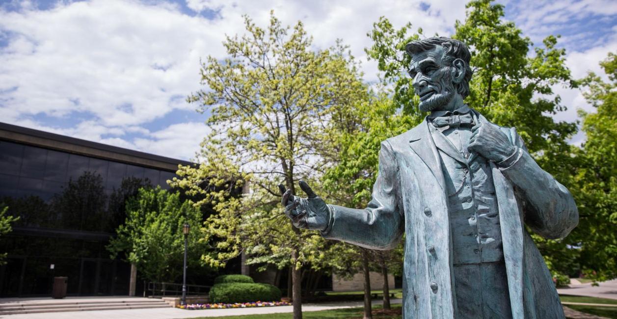 bv伟德ios下载学院的亚伯拉罕·林肯雕像?年代的校园.