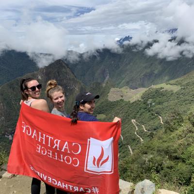 一月份访问秘鲁期间，bv伟德ios下载学生举着bv伟德ios下载国旗摆姿势.